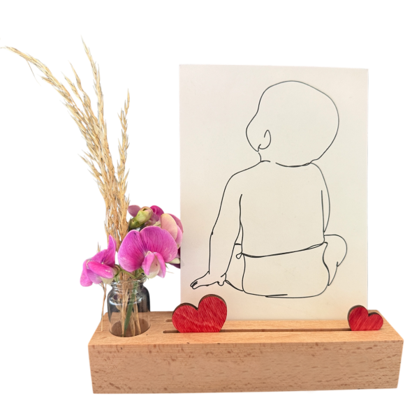 Fotoleiste, Kartenhalter, Bilderhalter aus Buchenholz mit Glasvase, Gravur und zwei Herzen